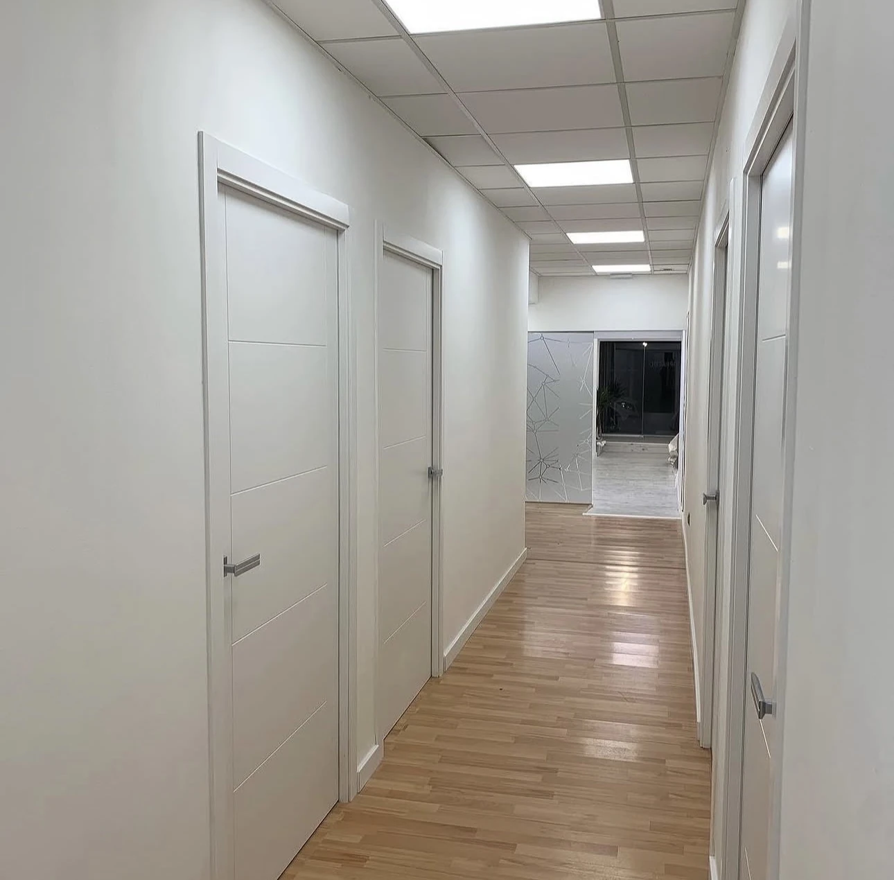 Pasillo del centro Fisiopràctic Castelldefels